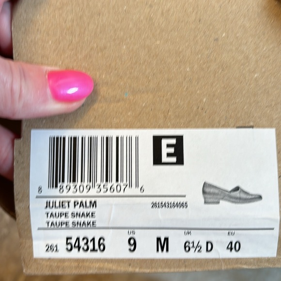 NWT Clarks Sz 9 Taupe Snake Slip Ons - Picture 5 of 5